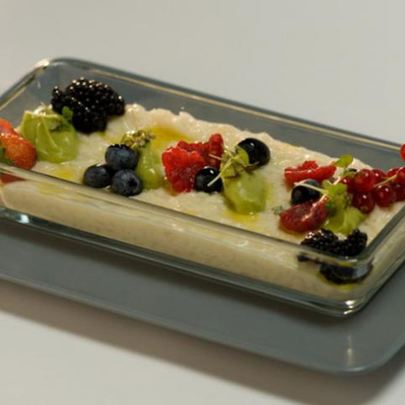 Десертное ризотто с ягодами, ванилью и авокадо