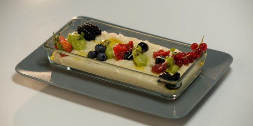 Рецепт десертного ризотто с ягодами, ванилью и авокадо