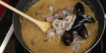 ризотто с морепродуктами и белыми грибами