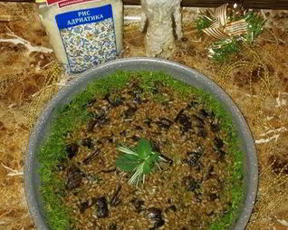 Розовое ризотто с белыми грибами