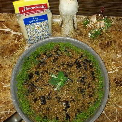 Розовое ризотто с белыми грибами