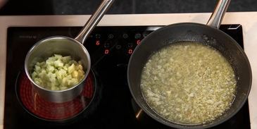 свиная отбивная с ризотто и яблочным чатни