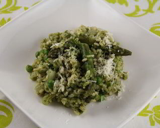 Запеченное ризотто со спаржей, зеленым горошком и шпинатом