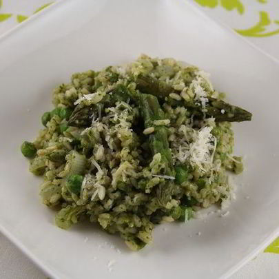 Запеченное ризотто со спаржей, зеленым горошком и шпинатом