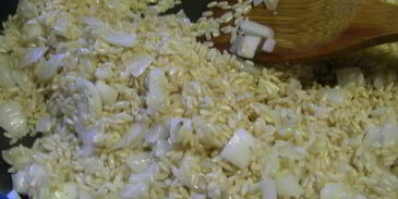 запеченное ризотто со спаржей, зеленым горошком и шпинатом