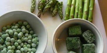 запеченное ризотто со спаржей, зеленым горошком и шпинатом