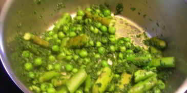 запеченное ризотто со спаржей, зеленым горошком и шпинатом