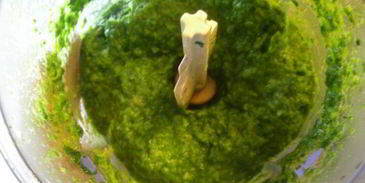 запеченное ризотто со спаржей, зеленым горошком и шпинатом