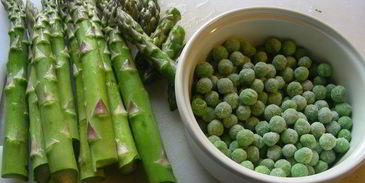 запеченное ризотто со спаржей, зеленым горошком и шпинатом