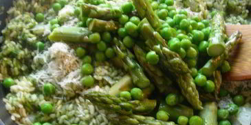 запеченное ризотто со спаржей, зеленым горошком и шпинатом