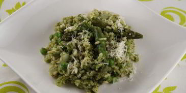 запеченное ризотто со спаржей, зеленым горошком и шпинатом