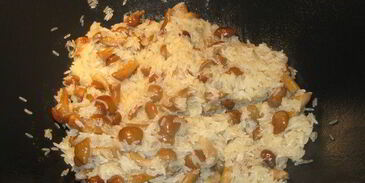 зеленое ризотто с опятами и креветками