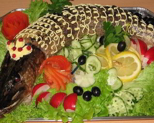 Фаршированная щука со свининой и овощами