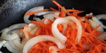 горбуша, тушенная с овощами