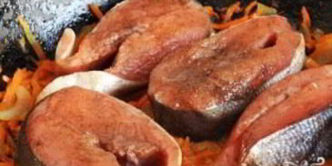 горбуша, тушенная с овощами