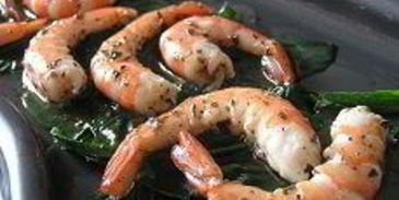 королевские креветки с базиликом и шпинатом