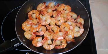 креветки жареные с чесноком