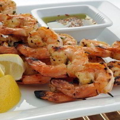 Лимонно-чесночные креветки на гриле