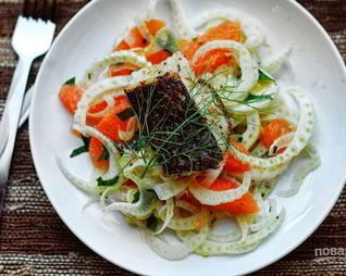 Морской окунь на салате