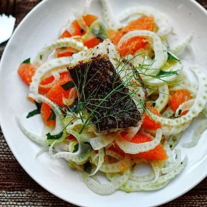 Морской окунь на салате