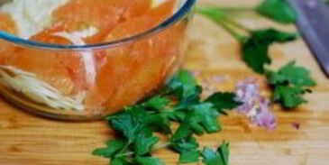 морской окунь на салате