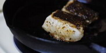 морской окунь на салате