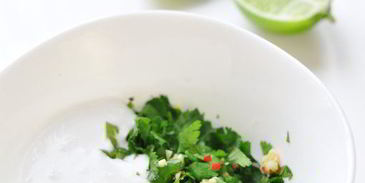 рыба в кокосовом молоке с лаймом и кинзой