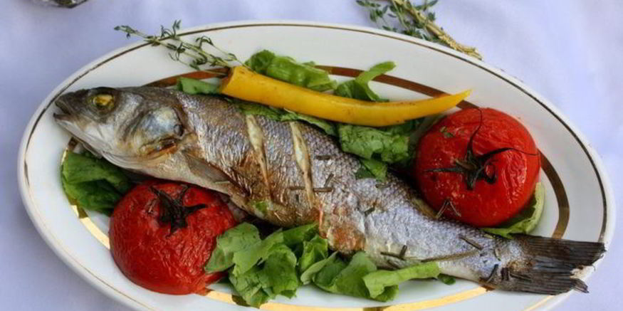 Рецепт сибаса, запеченного с томатами и травами