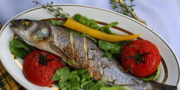 сибас, запеченный с томатами и травами
