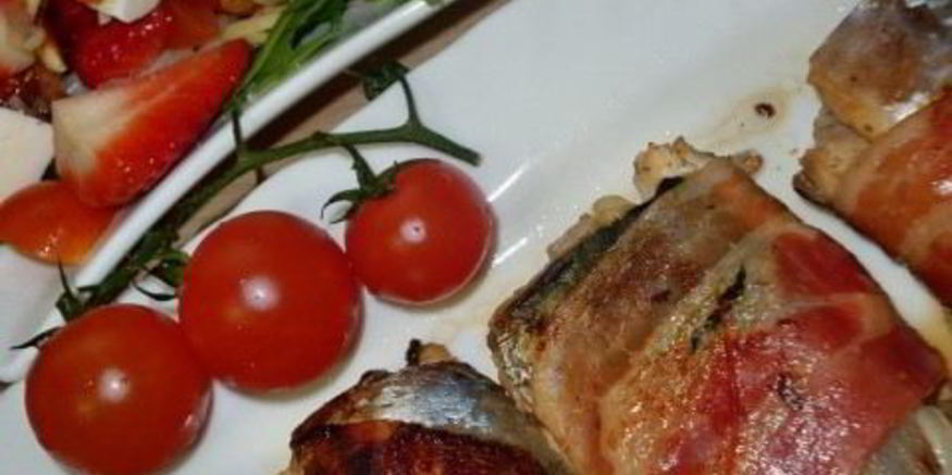 Рецепт скумбрии, которой нравитси мужу с беконом и сыром