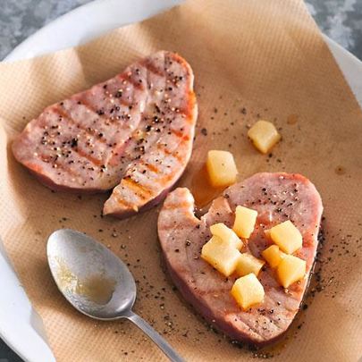 Тунец с чесночным маслом и гарниром из груши