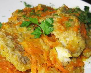 Тушеная рыба с морковкой и луком