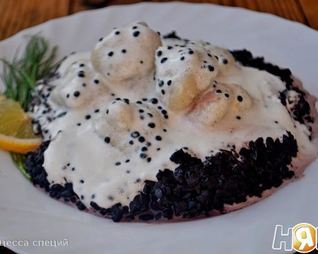 Рыбные клецки с ченым рисом и икорным соусом