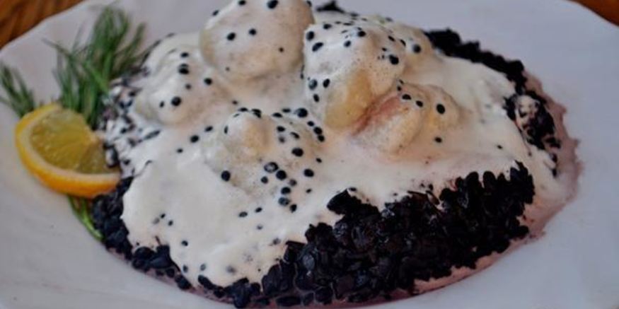 Рецепт рыбных клецек с ченым рисом и икорным соусом