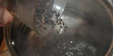 рыбные клецки с ченым рисом и икорным соусом