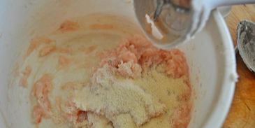 рыбные клецки с ченым рисом и икорным соусом