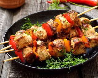 Куриный шашлык, маринованный в дижонской горчице и сметане