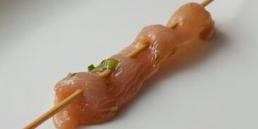 куриные шашлычки на шпажках