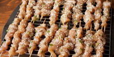 куриные шашлычки на шпажках