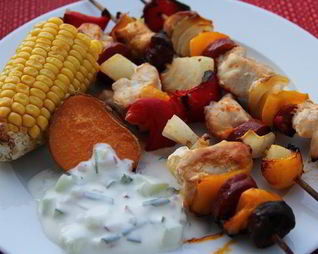 Куриные шашлычки с колбасками и овощами