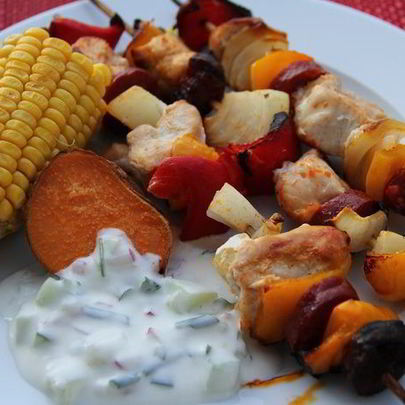 Куриные шашлычки с колбасками и овощами