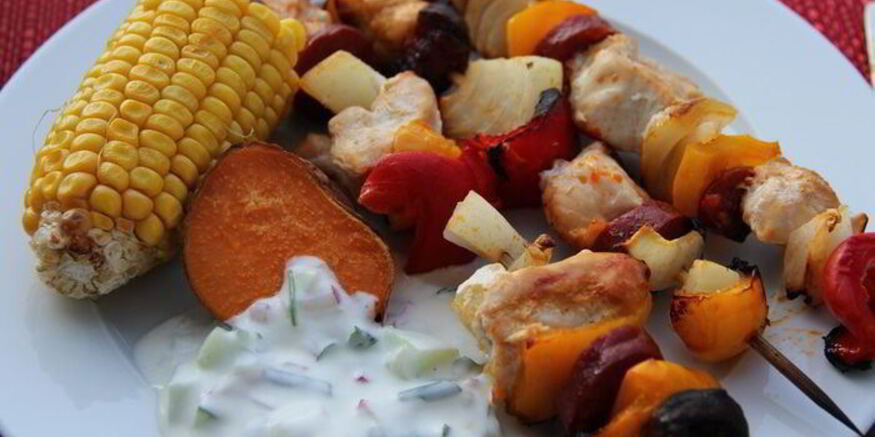 Рецепт куриных шашлычков с колбасками и овощами