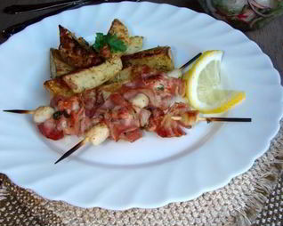 Шашлычки из гребешка и лосося с пряным картофелем