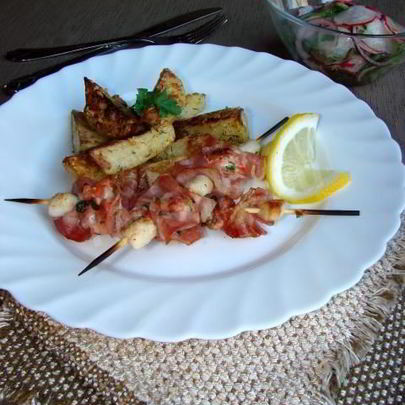 Шашлычки из гребешка и лосося с пряным картофелем