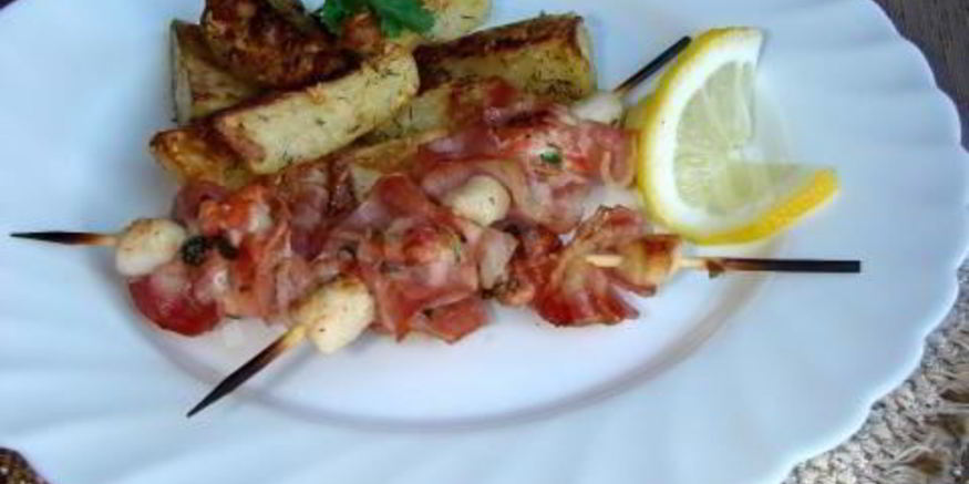 Рецепт шашлычков из гребешка и лосося с пряным картофелем