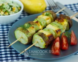 Шашлык из кабачков с сыром на шпажках на сковороде