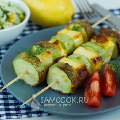 Шашлык из кабачков с сыром на шпажках на сковороде