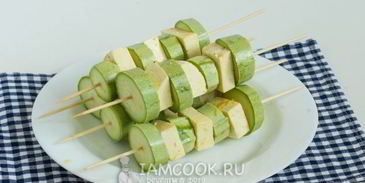 шашлык из кабачков с сыром на шпажках на сковороде