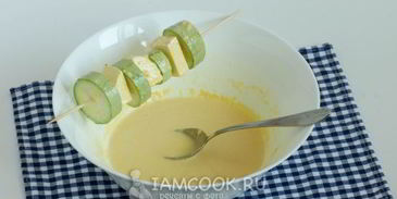 шашлык из кабачков с сыром на шпажках на сковороде