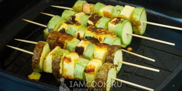 шашлык из кабачков с сыром на шпажках на сковороде